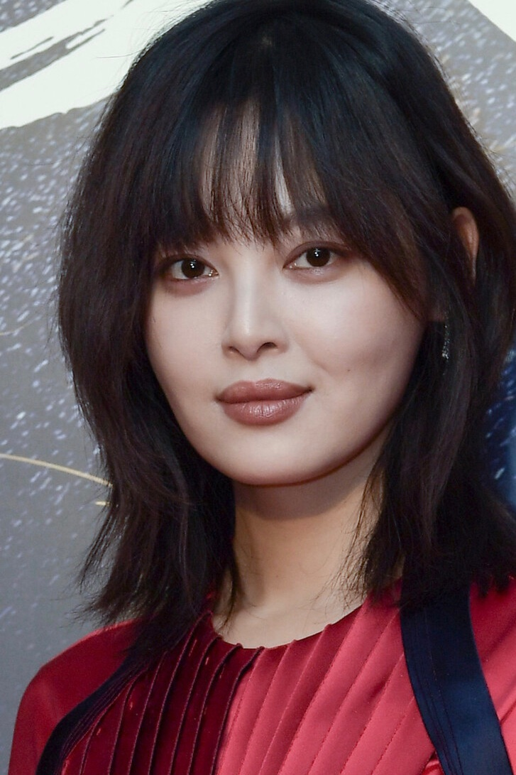 辛芷蕾气质感真绝了!穿红色连衣裙配齐肩发美出新高度,真吸睛