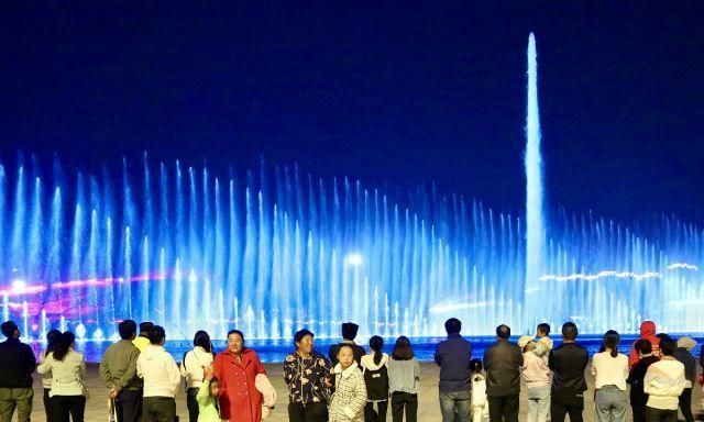 山东泰安:国庆假期,泰山网红打卡地音乐喷泉受市民追捧!