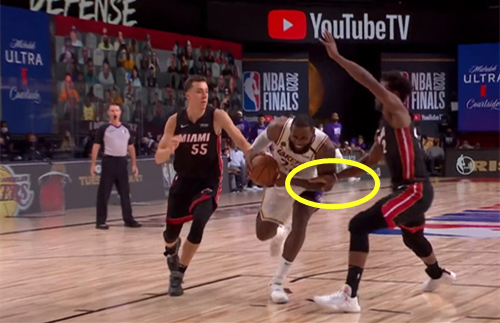 吹詹姆斯走步违例