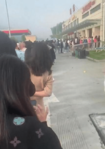 国庆高速有多堵? 多处服务区出现"男女同厕", 女性冲入男厕抢坑位休闲区蓝鸢梦想 - Www.slyday.coM 国庆高速有多堵? 多处服务区出现"男女同厕", 女性冲入男厕抢坑位休闲区蓝鸢梦想 - Www.slyday.coM