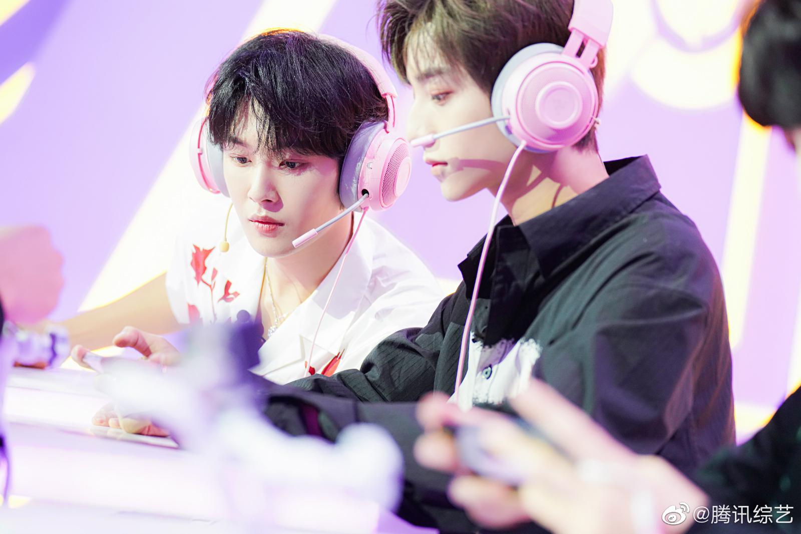 unine_李汶翰 经理人带着他的小兄弟@unine_李振宁 来啦!