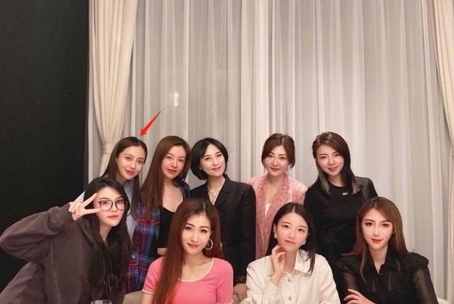 杨颖为儿子打入富婆圈?和贵妇合影只能站角落,现实版三十而已?休闲区蓝鸢梦想 - Www.slyday.coM 杨颖为儿子打入富婆圈?和贵妇合影只能站角落,现实版三十而已?休闲区蓝鸢梦想 - Www.slyday.coM