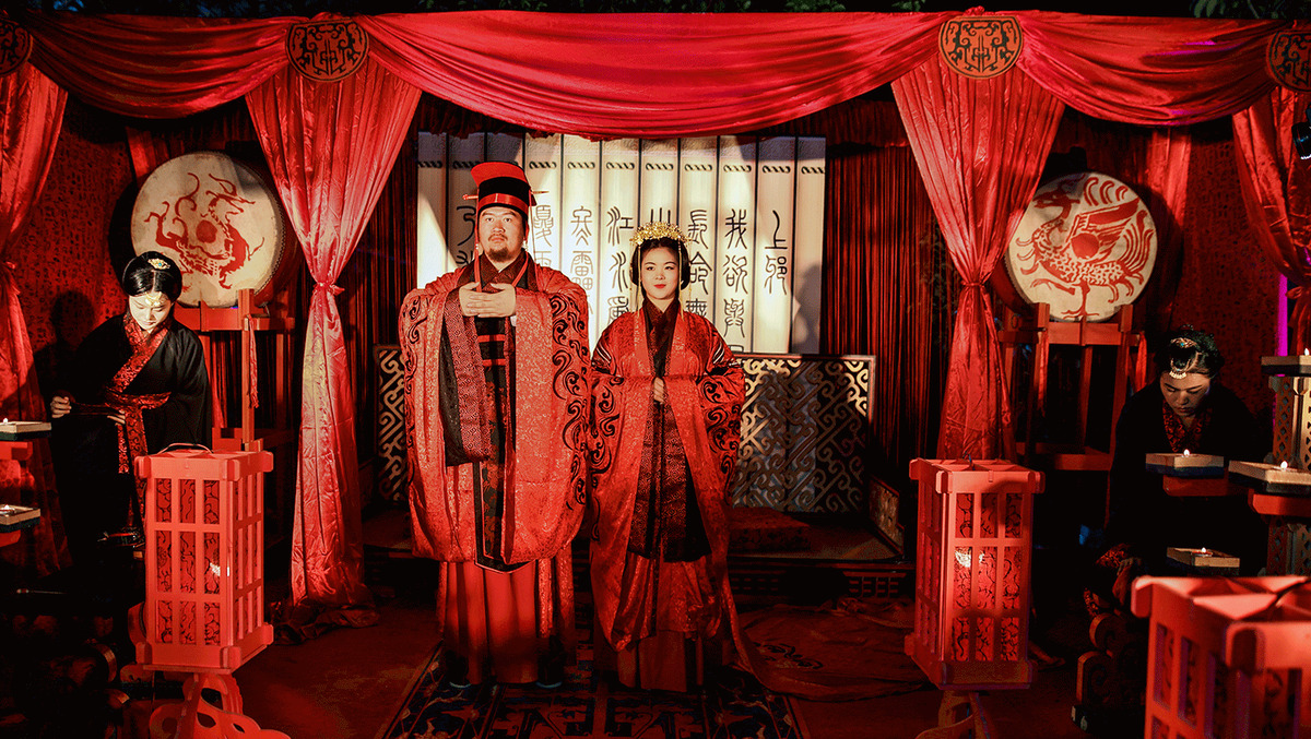 古代婚礼父母之命,媒妁之言在婚嫁过程中,媒人的作用是相当关键的