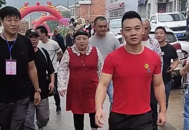 知名笑星何晶晶跑乡村婚礼商演,老到认不出!唱歌还上气不接下气