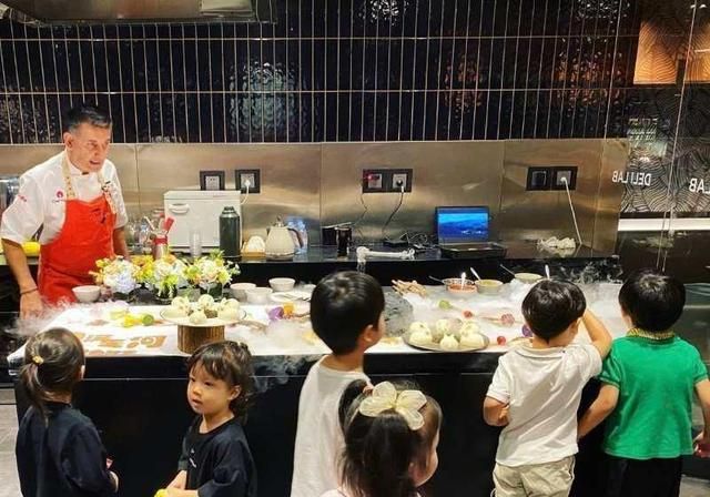 杨颖为儿子打入富婆圈?和贵妇合影只能站角落,现实版三十而已?休闲区蓝鸢梦想 - Www.slyday.coM 杨颖为儿子打入富婆圈?和贵妇合影只能站角落,现实版三十而已?休闲区蓝鸢梦想 - Www.slyday.coM