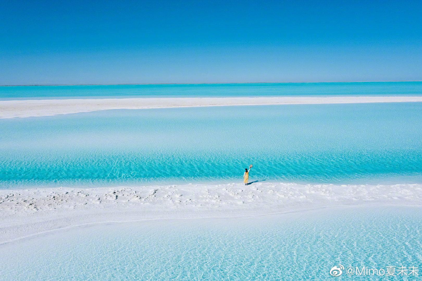 东台吉乃尔湖白沙似的盐块堆积成路看起来很像海边