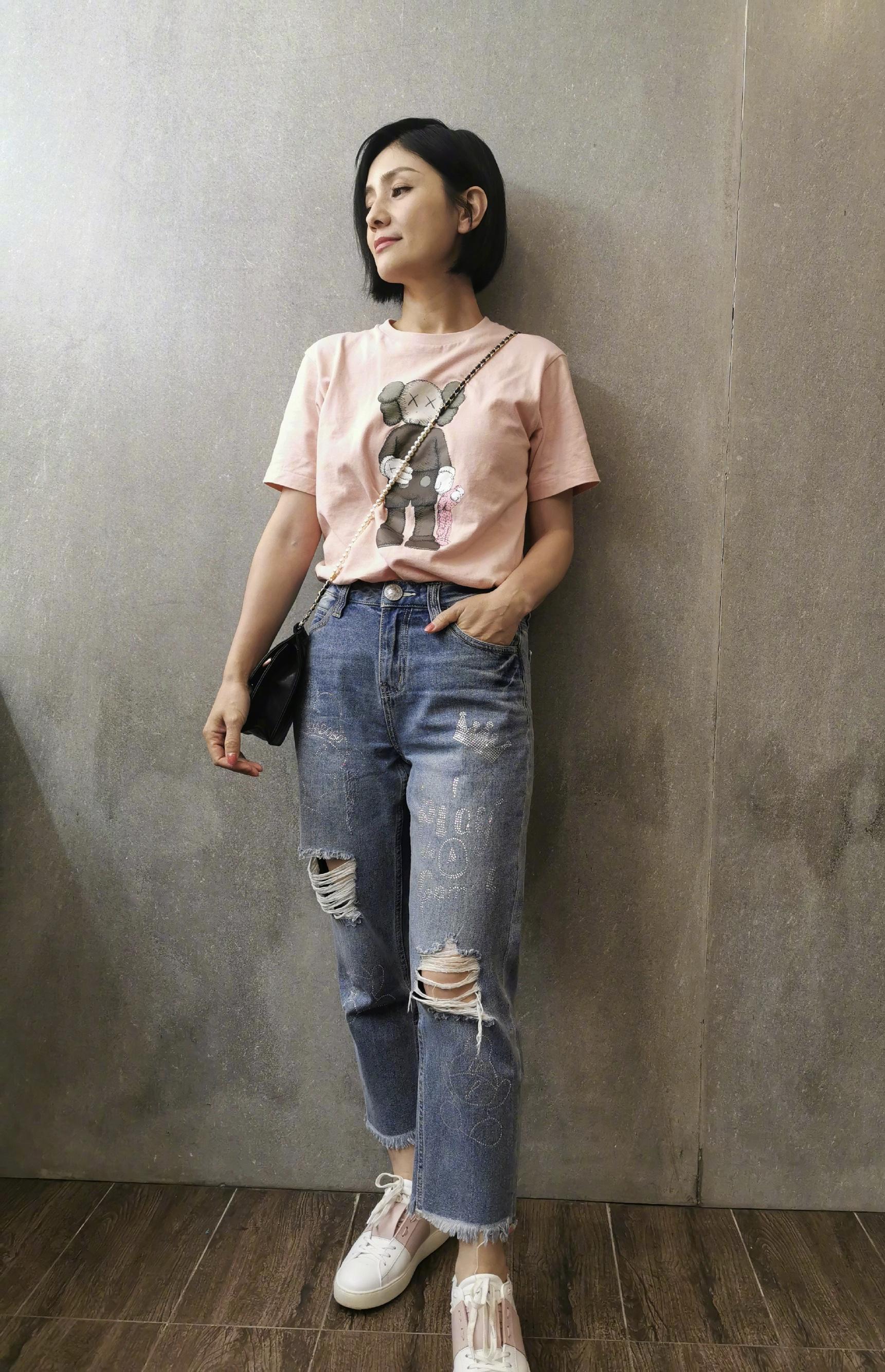 沙溢被疑扣错扣子,胡可调侃老公是买家秀,粉色亮片裙柔美减龄