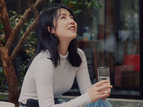 黄磊老婆孙莉真会穿,毛衫搭配牛仔裤简约时尚,知性优雅有气质