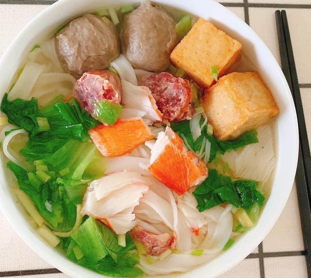 【清汤米粉】食材以及调味料的准备:米粉,姜丝,撒尿牛丸,鱼豆腐,广式