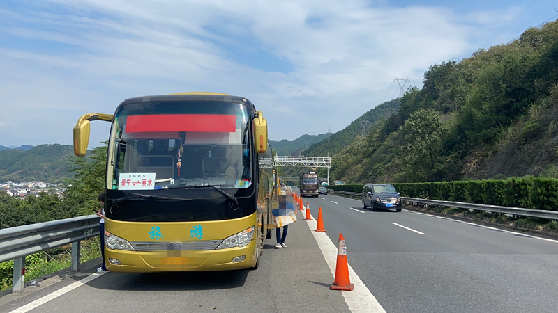 心急 大客车抛锚 车上25人等待转运 高速交警及时出手