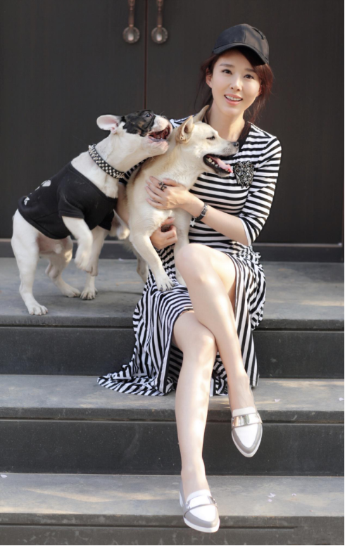 颜丹晨私下穿得挺随性,一件条纹连衣裙穿出元气感,状态真的好