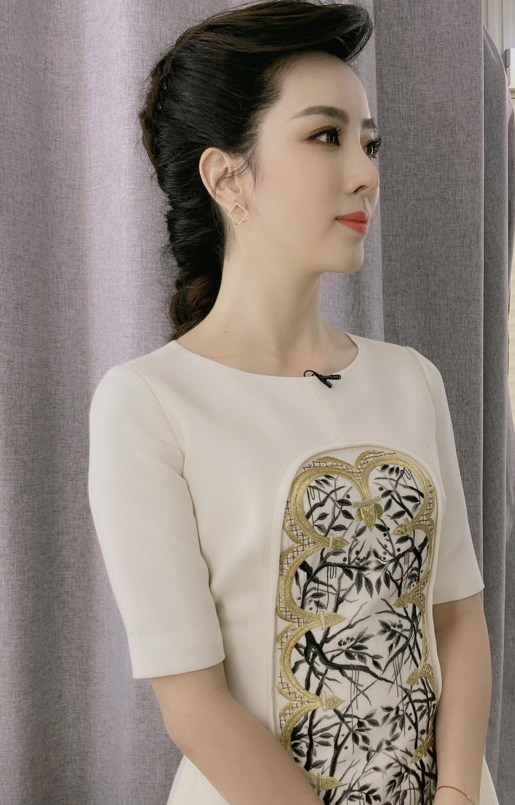 央视最美女主持李思思晒新写真古装风造型如同画中人美如仙子