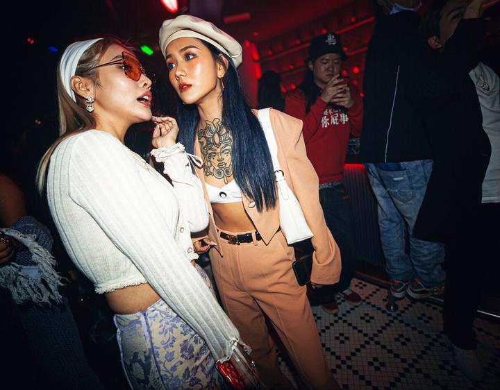 论个性张扬,穿衣大胆,我只服成都年轻人了|成都|夜店|年轻人_新浪新闻
