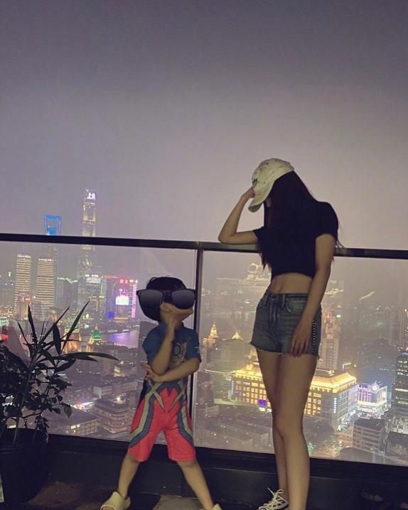 杨颖为儿子打入富婆圈?和贵妇合影只能站角落,现实版三十而已?休闲区蓝鸢梦想 - Www.slyday.coM 杨颖为儿子打入富婆圈?和贵妇合影只能站角落,现实版三十而已?休闲区蓝鸢梦想 - Www.slyday.coM