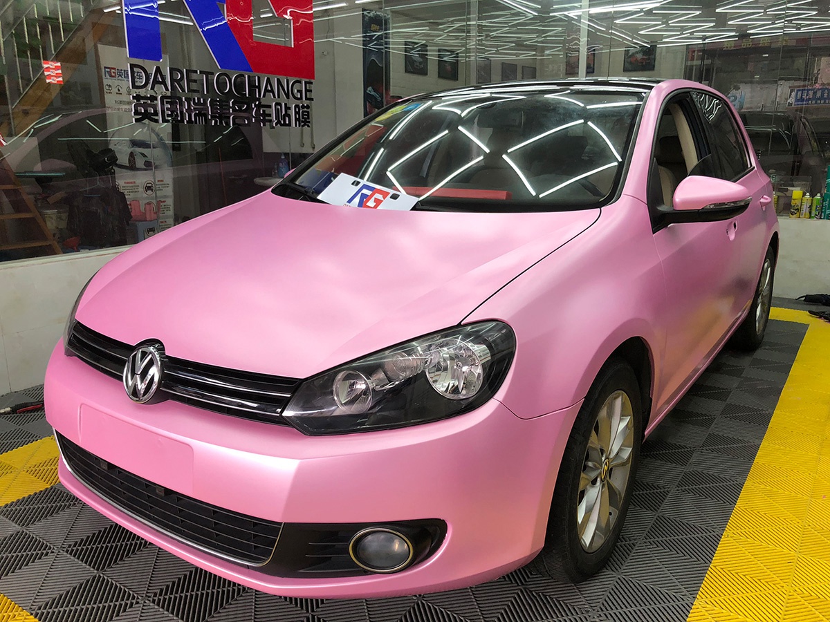 大众高尔夫车身改色电光樱花粉rg瑞集改色膜福建龙岩