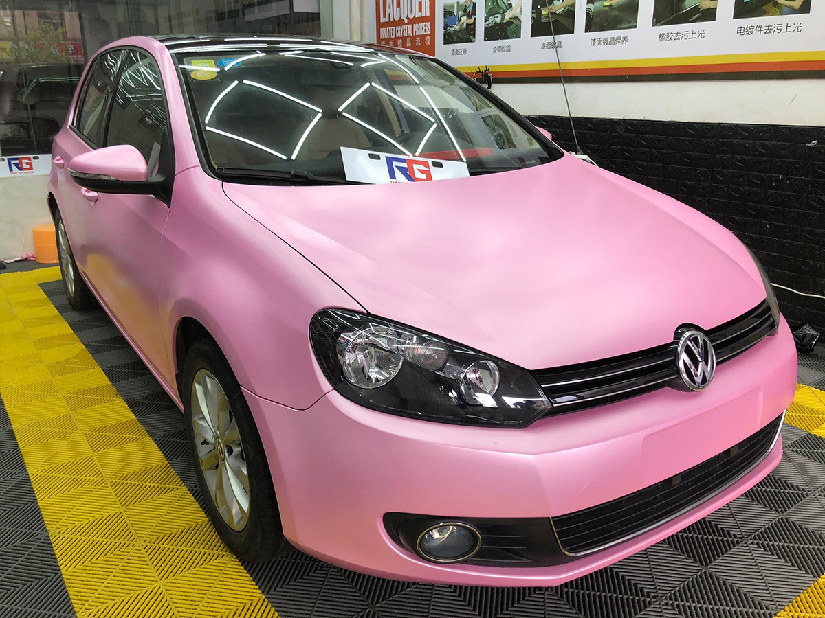 大众高尔夫车身改色电光樱花粉rg瑞集改色膜福建龙岩