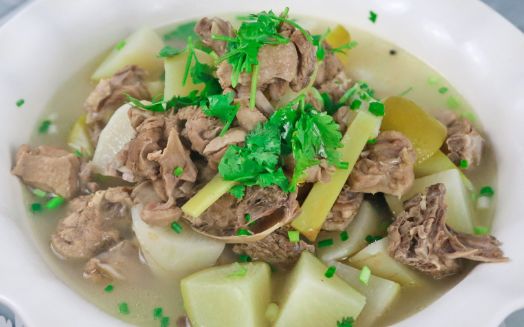 正文首先:准备酸萝卜,生姜切片待用,鸭子处理干净斩成块,锅中添上适量