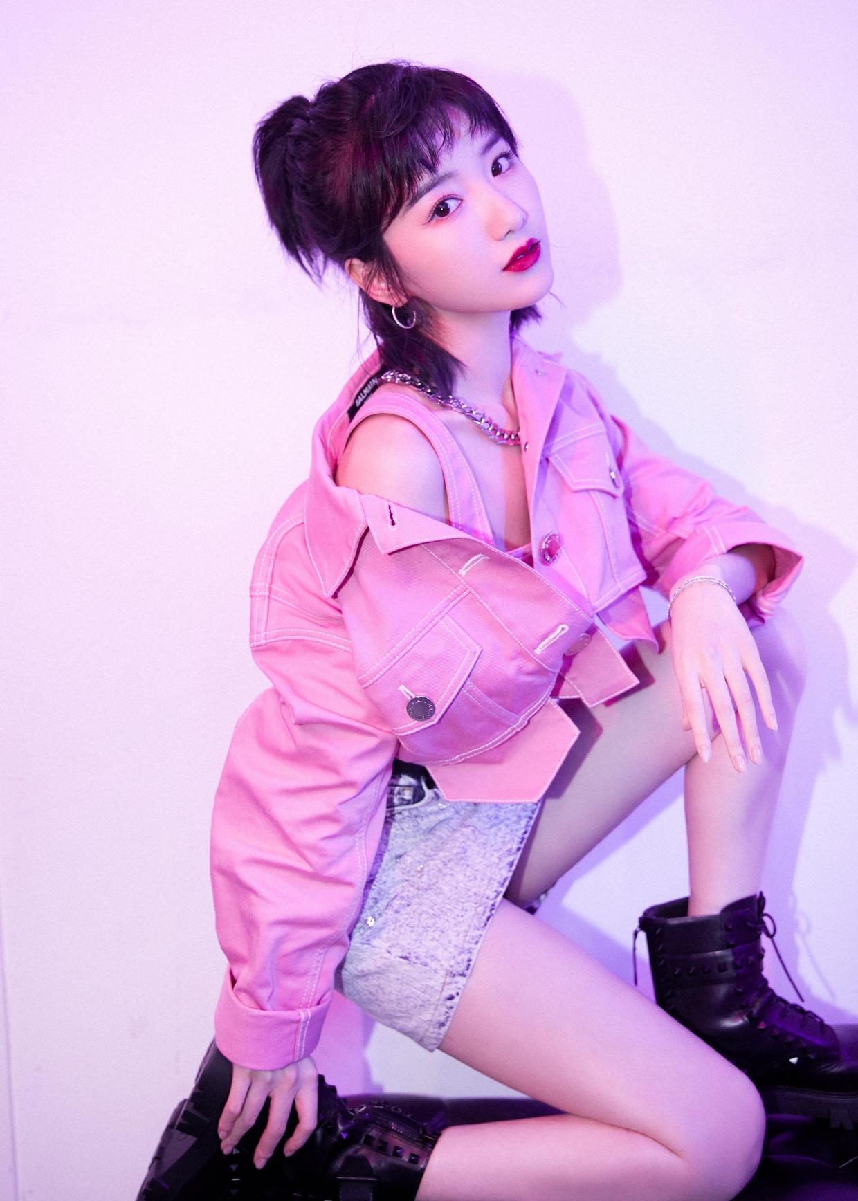 毛晓彤玩起了精纯杀穿工装短外套配短裙美成18岁减龄洋气