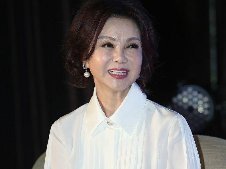 谢玲玲晒四世同堂照片王祖贤都未能动摇地位离婚对公婆仍孝顺
