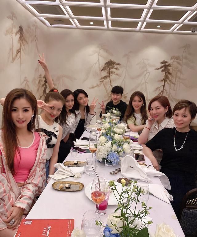 杨颖为儿子打入富婆圈?和贵妇合影只能站角落,现实版三十而已?休闲区蓝鸢梦想 - Www.slyday.coM 杨颖为儿子打入富婆圈?和贵妇合影只能站角落,现实版三十而已?休闲区蓝鸢梦想 - Www.slyday.coM