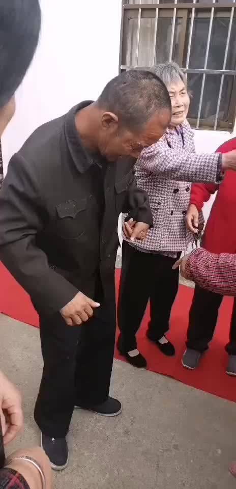 建湖有名“该溜子”,看到人家结婚就去闹,要红包,开口一百……_新浪新闻