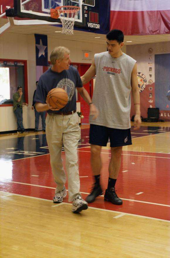 姚明入选名人堂的引荐人之一,比尔-沃顿球员时期是怎样的存在?