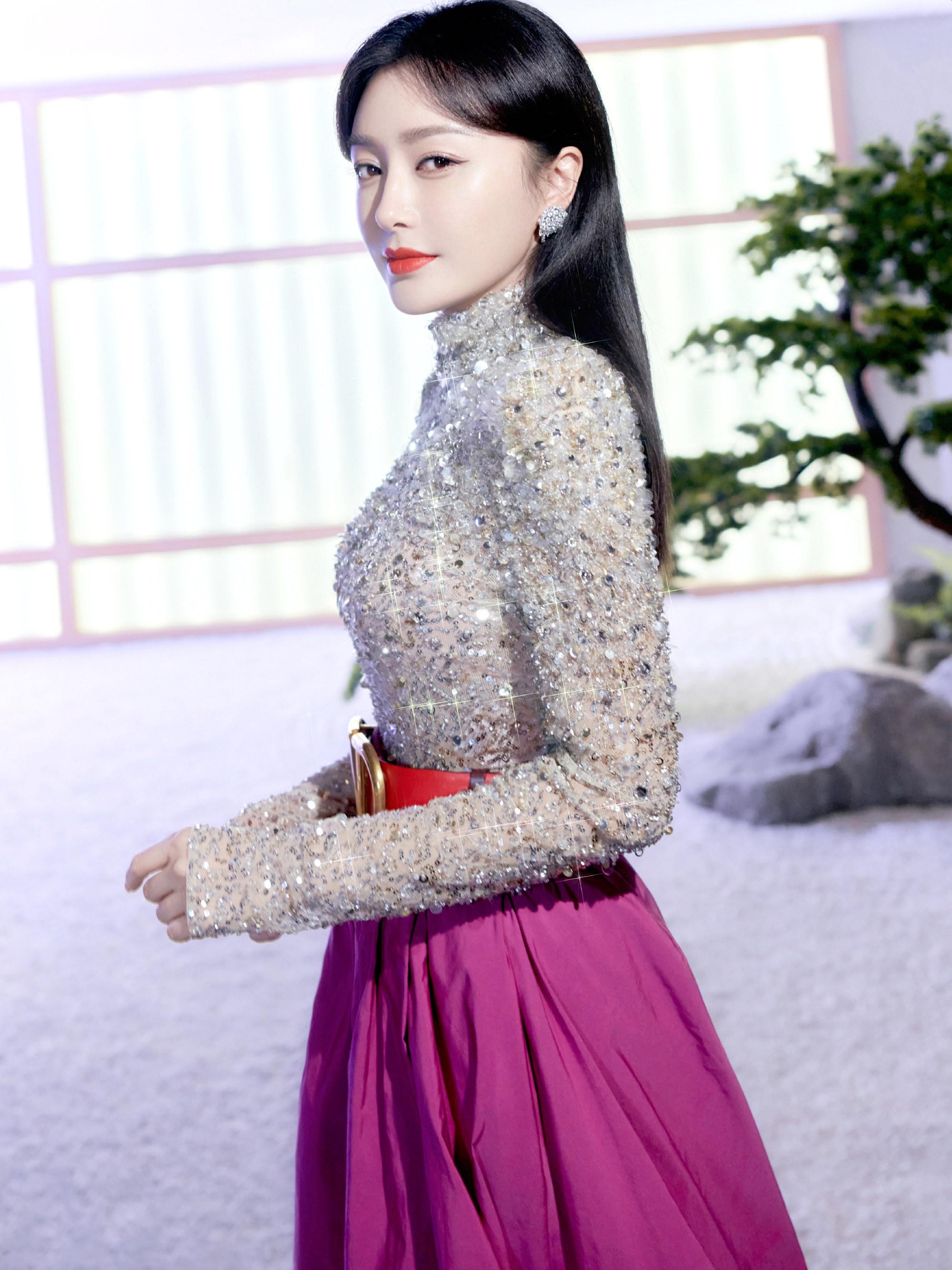 亮片紧身衣配大摆裙,41岁秦岚太美丽,怪不得成姐弟恋剧情常客|秦岚|大