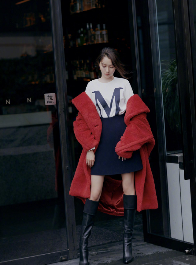 关晓彤太会穿了!长筒靴故意"往下翻",快给双腿上保险吧