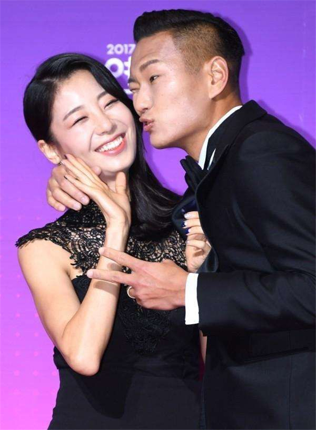 36岁郑大世帽子戏法!娶韩国美女空姐,在世界杯对巴西一哭成名