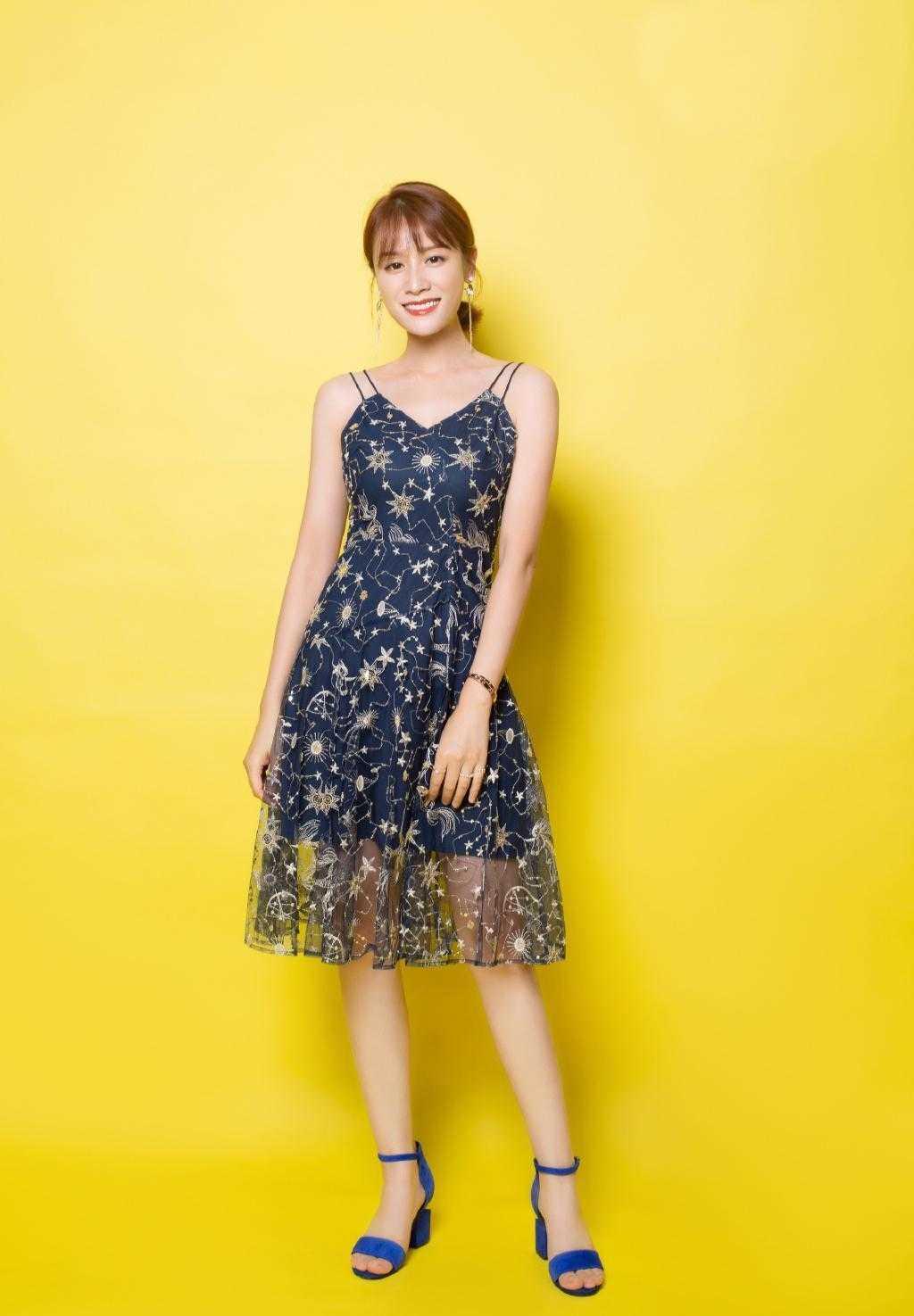 叶一茜带儿子走机场气质全开,条纹外套配条纹连衣裙,时髦又高级