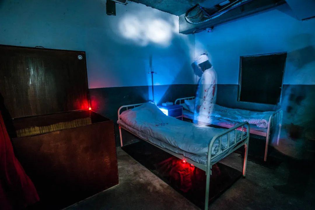 快压垮的职场年轻人半夜到恐怖密室里找刺激