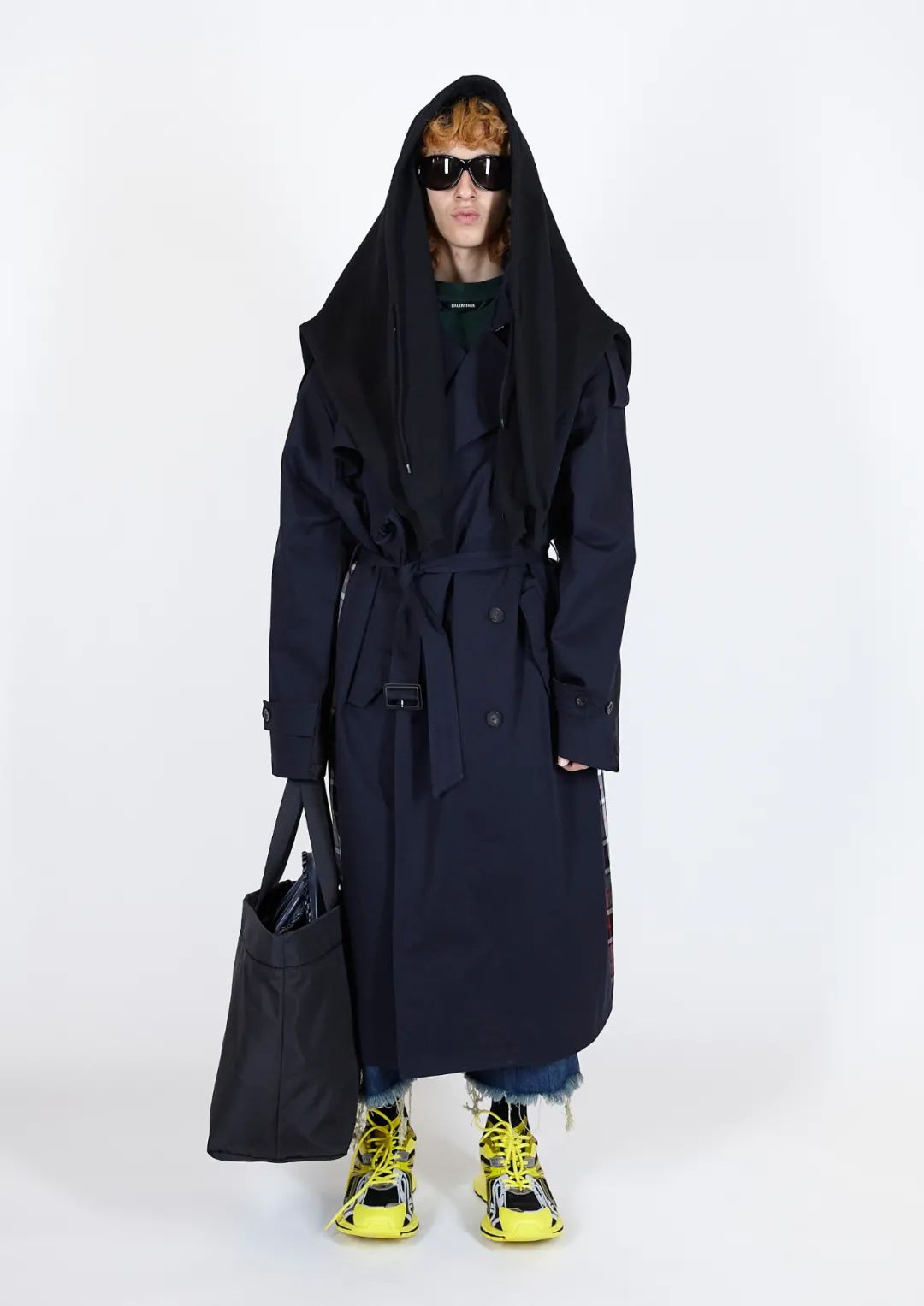 balenciaga的时装音乐录影带很酷很带劲