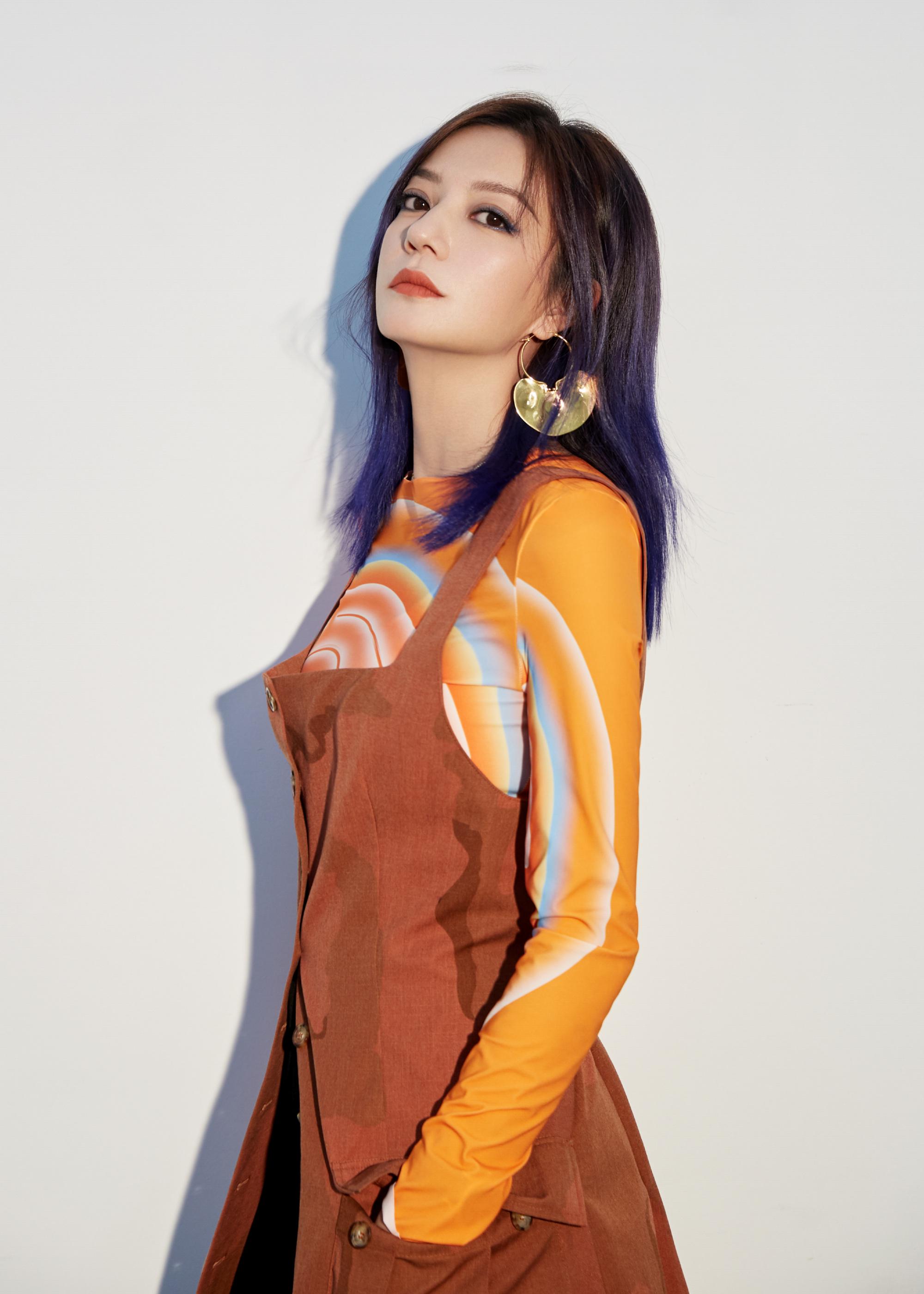 赵薇任演员请就位评委蓝色发梢配彩虹t恤44岁时尚前卫