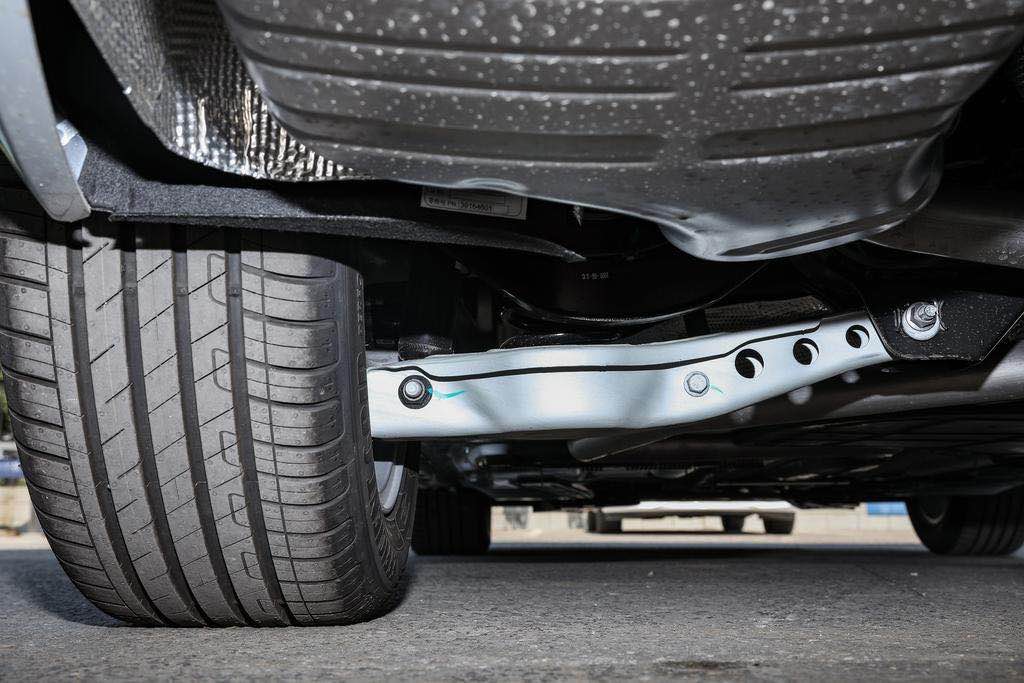 君威gs身为别克旗下的性能车,无论从设计上还