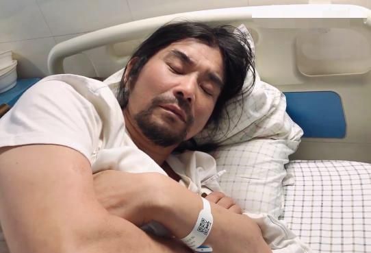 面筋哥近况曝光,面色暗黄显憔悴,插呼吸管躺病床身形消瘦惹人心疼
