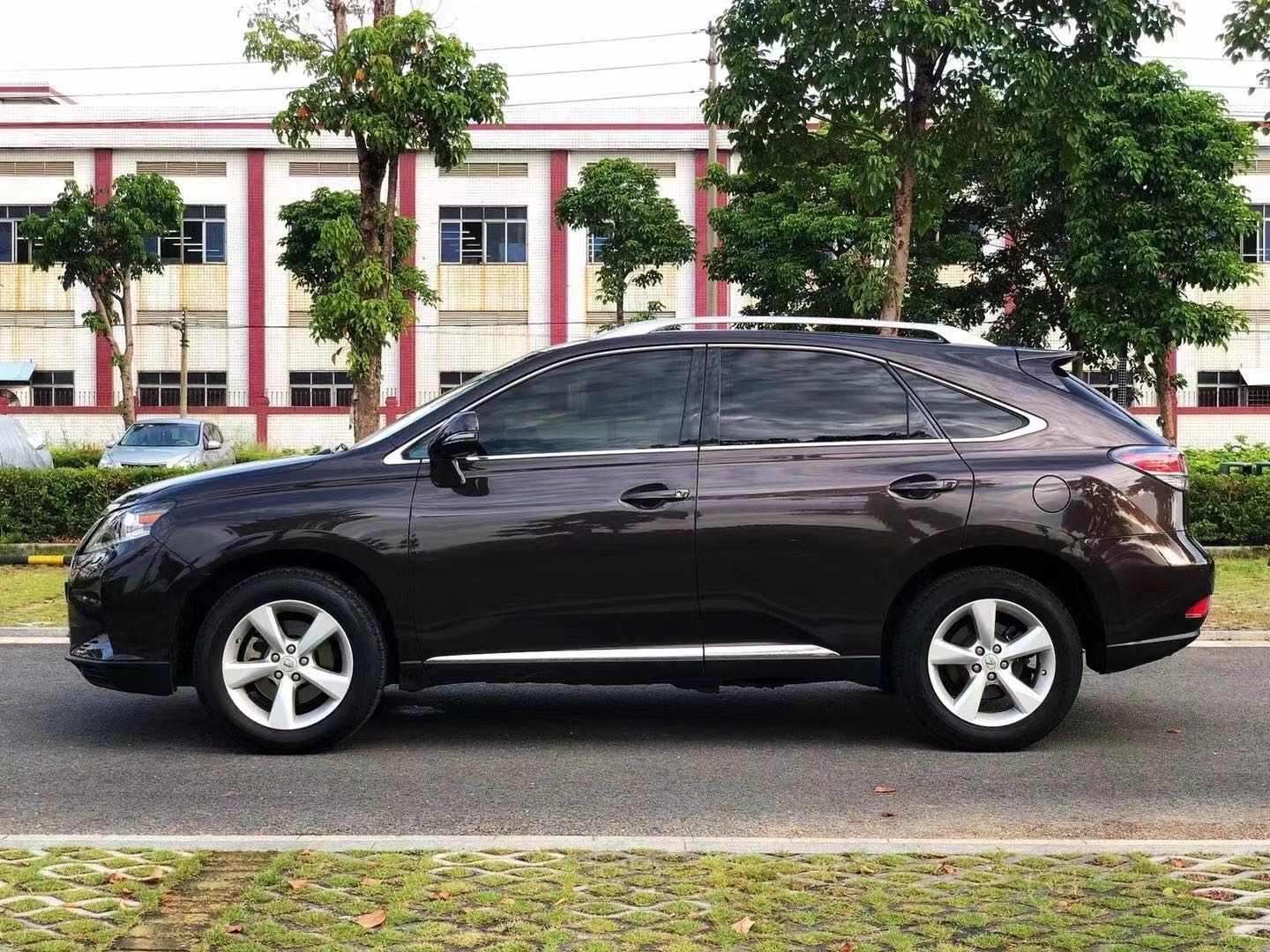 15年雷克萨斯rx270售价12万,拥有典雅且不失刚毅的外观