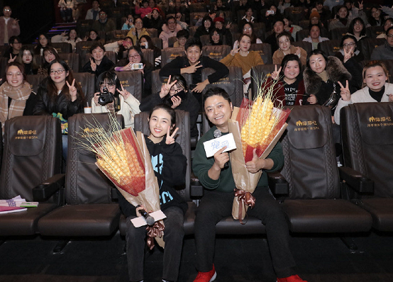 明星与粉丝合影杨紫平易近人看到关晓彤难为了