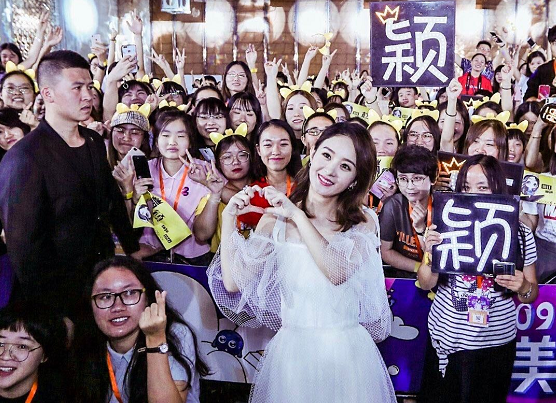 明星与粉丝合影杨紫平易近人看到关晓彤难为了