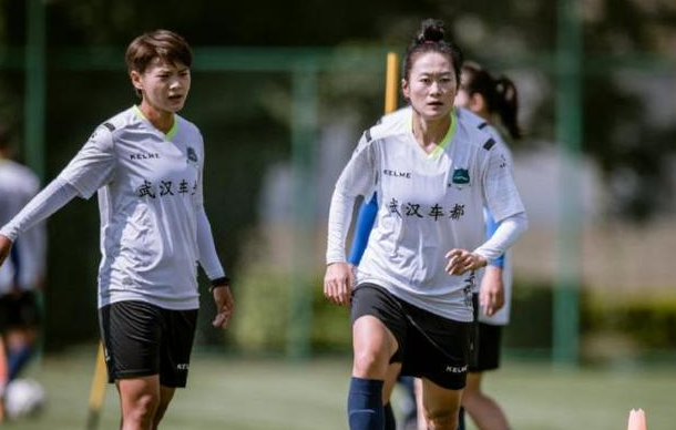 上海方面,班达搭档唐佳丽联袂冲锋,丁旋出任首发门将位