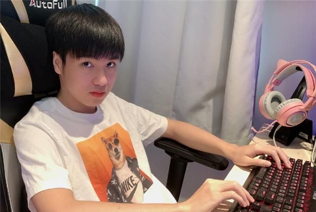 看了s10比赛后,rng退役选手严君泽坚信:世界第一上单还是theshy