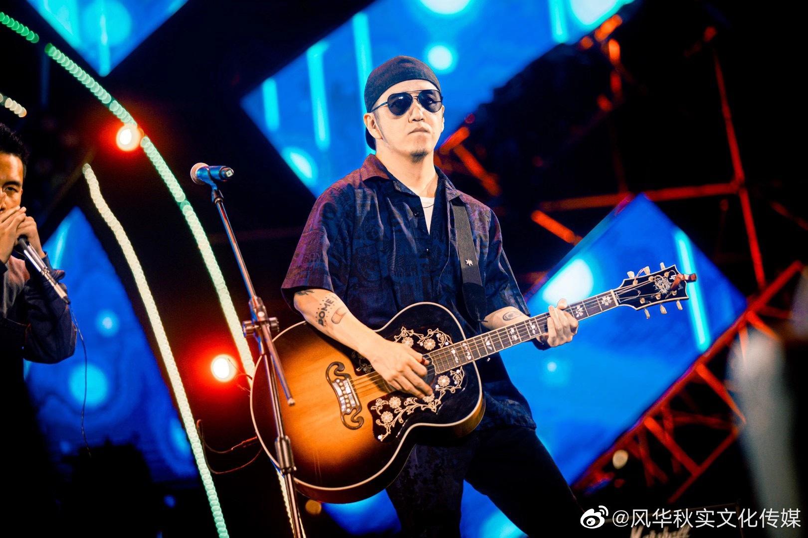 在爱奇艺尖叫之夜foreveryoung音乐节