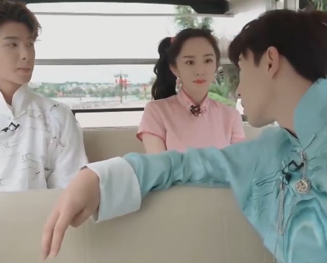 邓伦问穿旗袍录节目方便吗?杨幂说了一话,一旁黄明昊一脸佩服