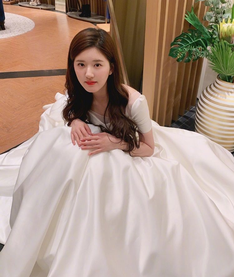 赵露思《我喜欢你》婚纱造型,笑容超治愈,甜得快要溢出屏幕了