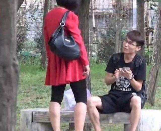 男子网恋一年，见面却发现对方是一位大妈，大妈直言不能反悔休闲区蓝鸢梦想 - Www.slyday.coM