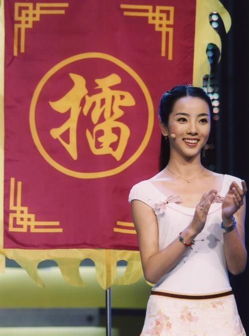 央视主持李思思:北大毕业主持7次春晚,为生二胎牺牲事业不后悔