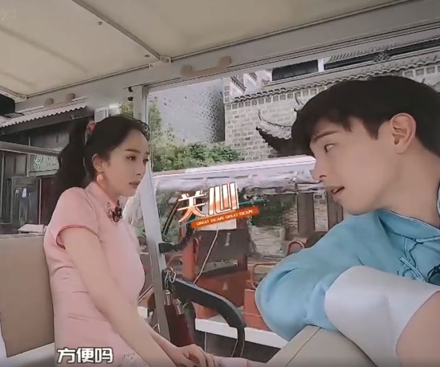 邓伦问穿旗袍录节目方便吗?杨幂说了一话,一旁黄明昊一脸佩服