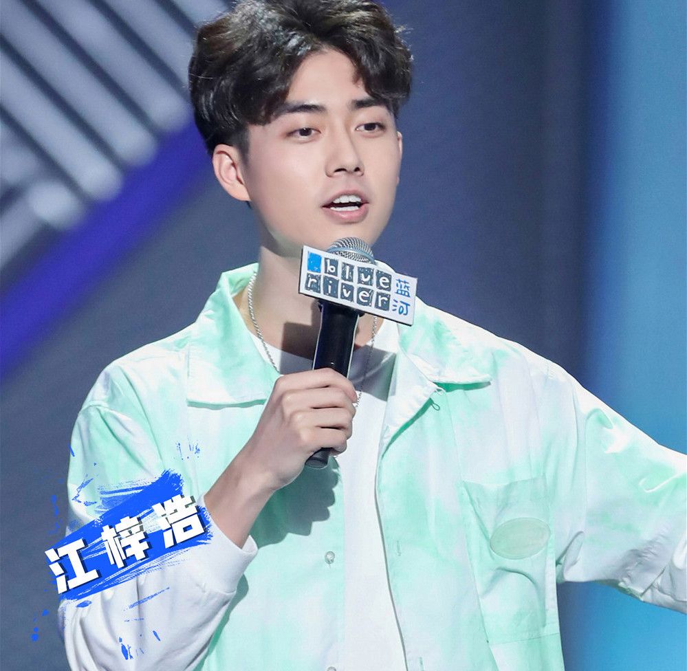 以漫才组合出名的江梓浩脱离了昌叔单打独斗以后,在脱口秀的舞台上略