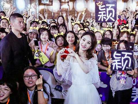 明星与粉丝合影,杨紫平易近人,看到关晓彤:难为了!