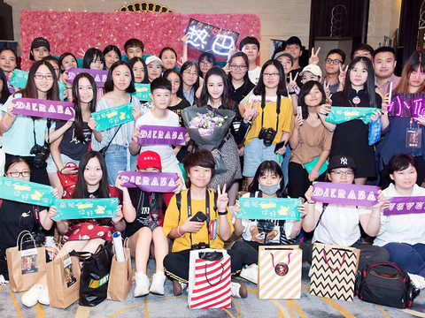 明星与粉丝合影,杨紫平易近人,看到关晓彤:难为了!