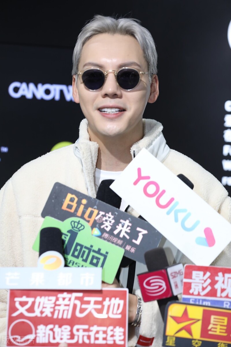 陈伟霆一头银色中分发型别致炫酷戴墨镜洒脱不羁